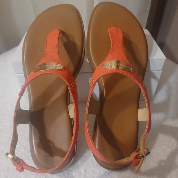 MICHAEL KORS HOT PINK SANDALS, SIZE 9 WITH GOLD EMBLEM. - Picture 3 of 4